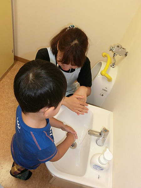 ２歳児手洗い指導 画像